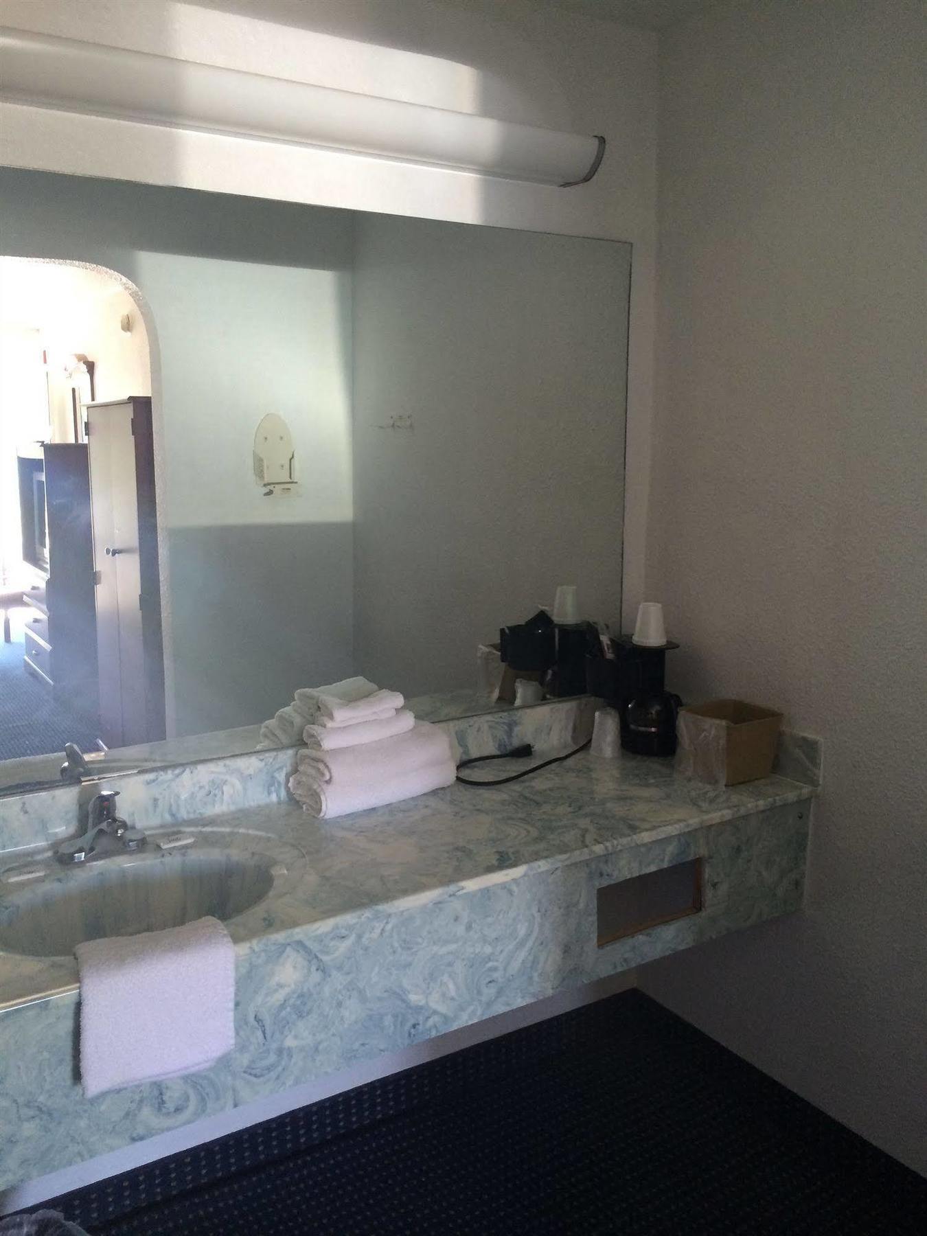 Broadway Inn Express Biloxi Bagian luar foto