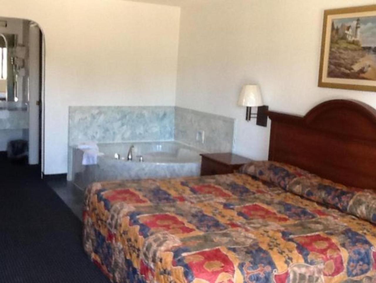 Broadway Inn Express Biloxi Bagian luar foto